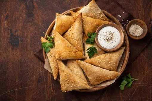 Vente de samoussas pour des gros événements à Saint-Denis, La Réunion : saveurs locales et production maîtrisée, Saint-Denis, Délices des Tropiques