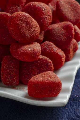 Fabrication artisanale de bonbons piment à Saint-Paul, Saint-Denis, Délices des Tropiques