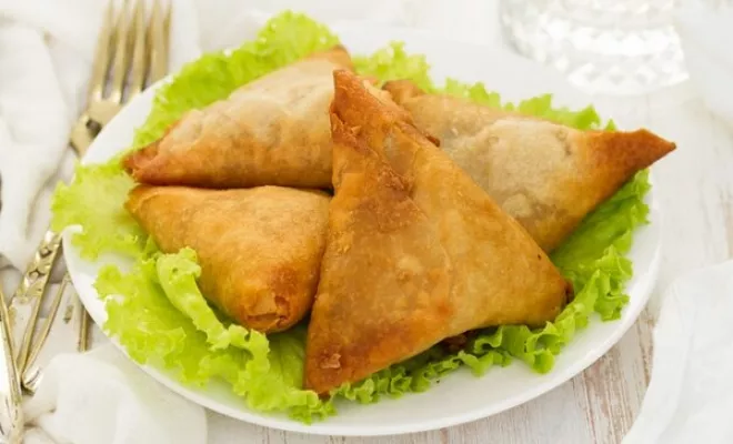 Fabrication artisanale de samoussas , Saint-Denis, Délices des Tropiques